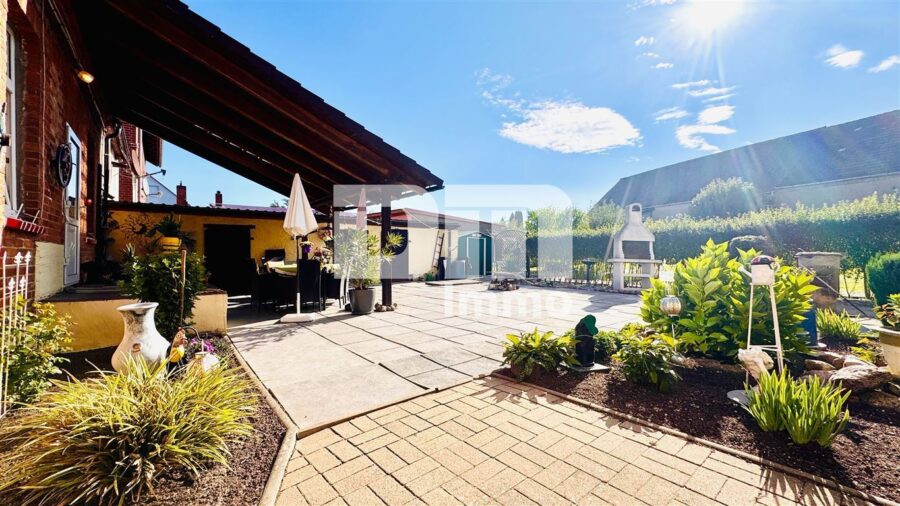 Solides Ein- bis Zweifamilienhaus mit großer Terrasse, Nebengebäude und opulenten Gartenbereich - Terrasse teilüberdacht